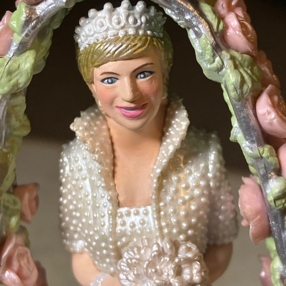 Carlton Cards Heirloom Collection Princess Diana Figurine Ornament - Picture 6 of 13